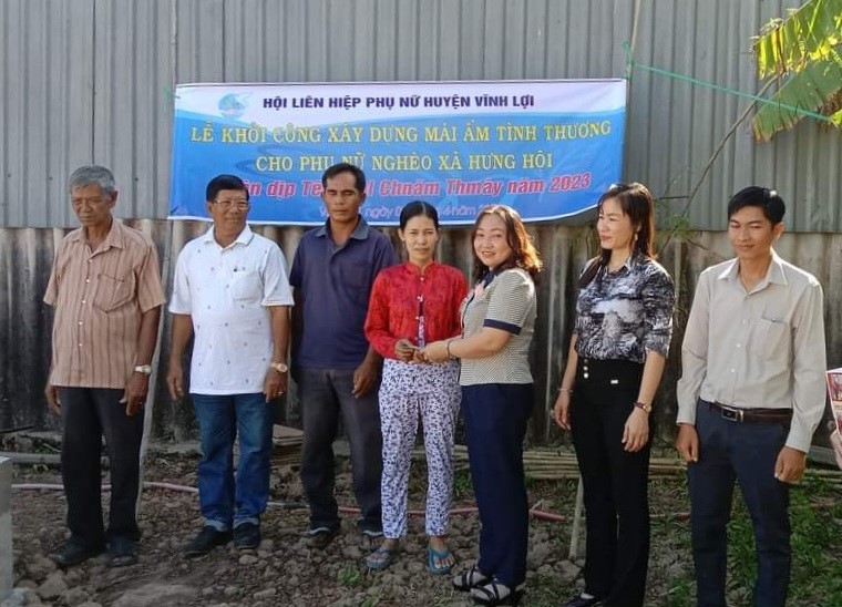 Đại diện Hội LHPN huyện Vĩnh Lợi hỗ trợ tiền xây dưng nhà tình thương cho chị Thạch Thị Pên. 