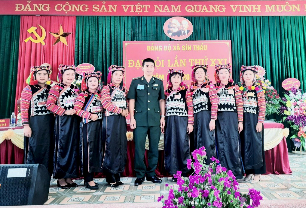 Chị Pờ Mý Lế (thứ 4 từ phải sang) cùng BTV Đảng ủy xã Sín Thầu nhiệm kỳ (2020 - 2025) ra mắt.