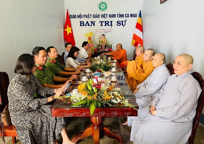 Đoàn lãnh đạo tỉnh Cà Mau chúc mừng Ban Trị sự Phật giáo và Thường trực Hội đoàn kết sư sãi yêu nước tỉnh nhân dịp mùa Phật Đản Phật lịch 2567