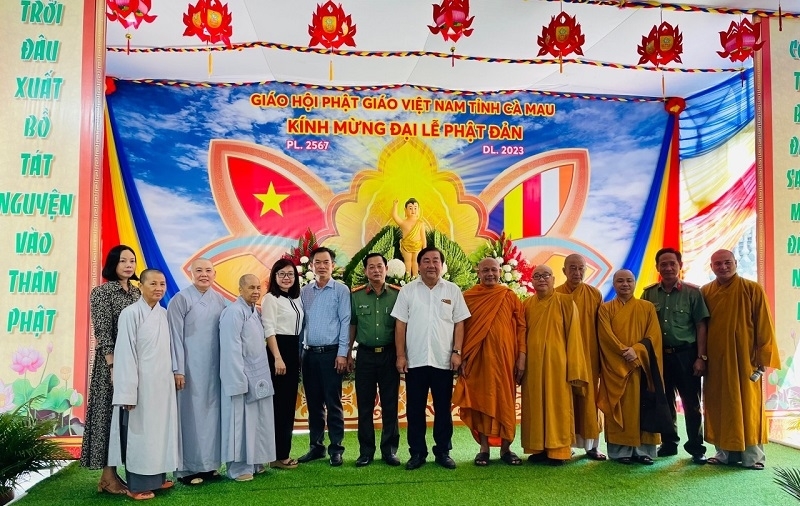 Đoàn công tác chụp ảnh lưu niệm cùng Ban Trị sự Giáo hội Phật giáo Việt Nam tỉnh Cà Mau