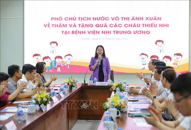 Phó Chủ tịch nước Võ Thị Ánh Xuân trao đổi với đội ngũ y, bác sĩ Bệnh viện Nhi Trung ương