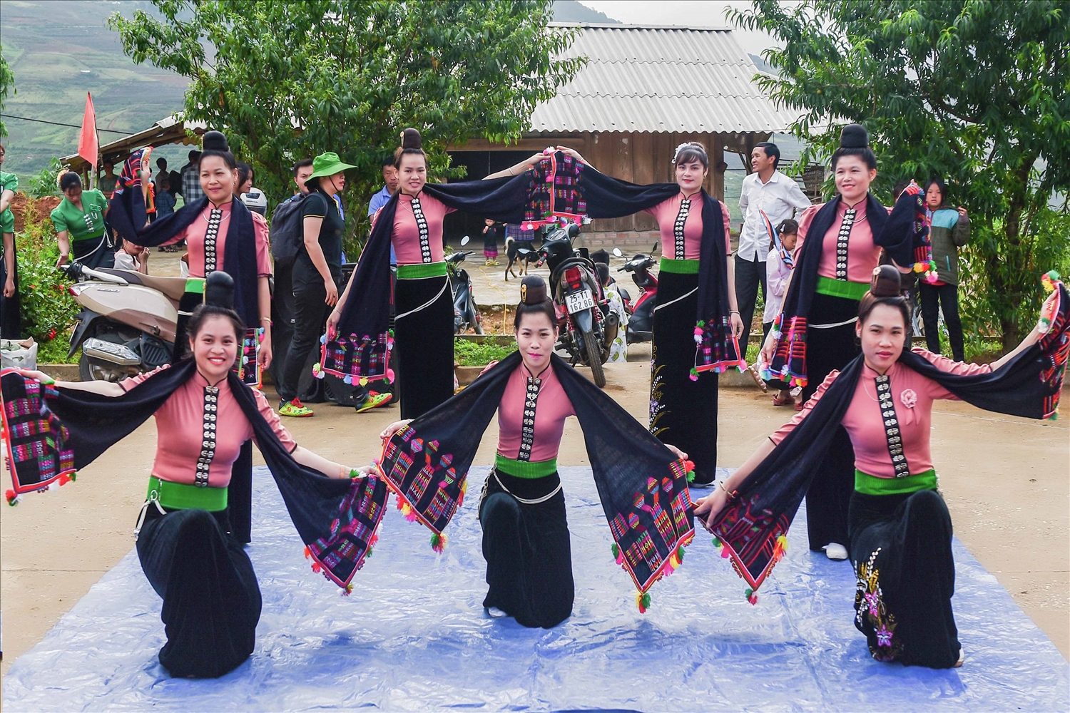 Đến chợ phiên Nậm Pắt, du khách được hòa trong các làn điệu dân ca, dân vũ do chính các thiếu nữ Mông, Thái, thể hiện.