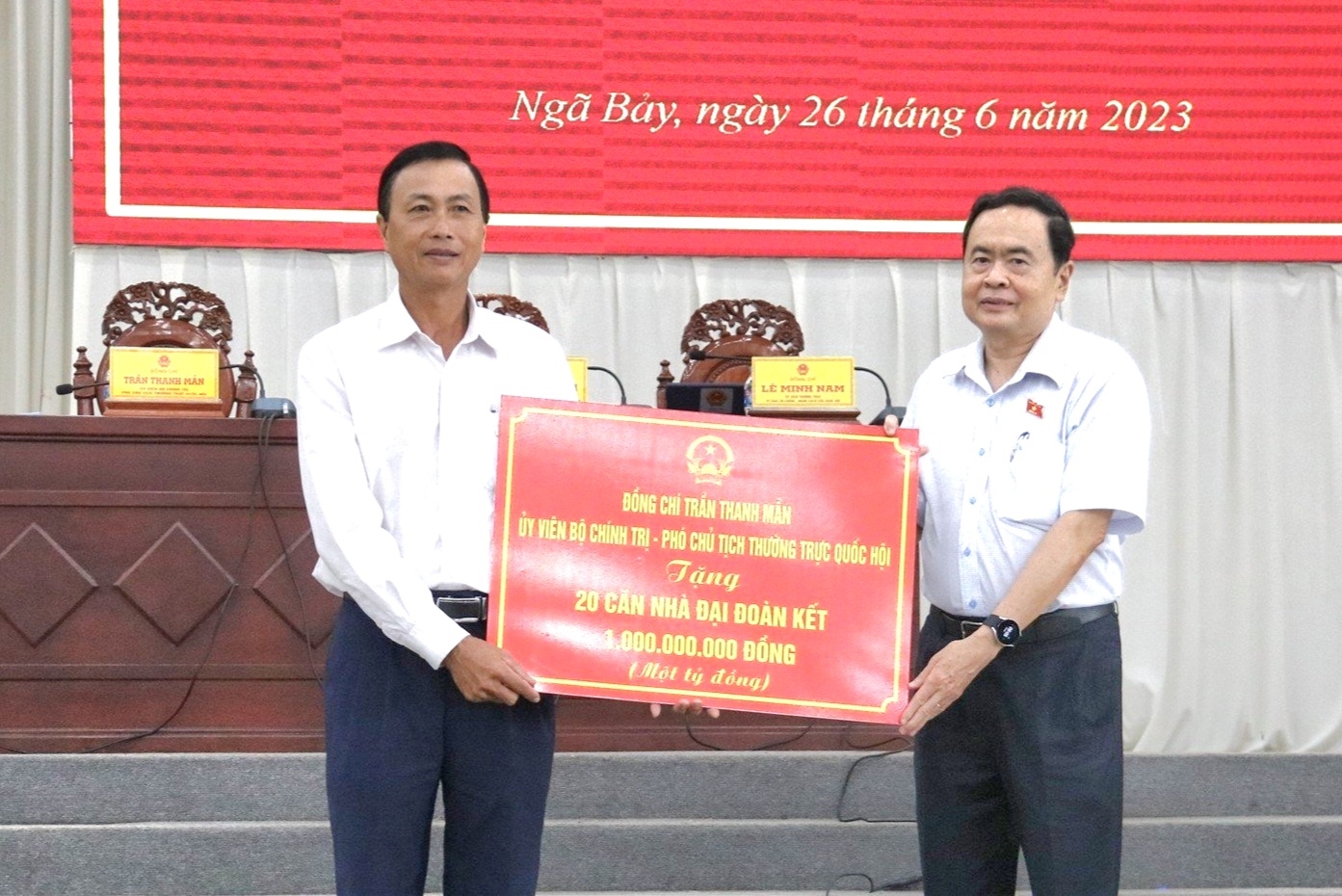 Phó Chủ tịch Thường trực Quốc hội Trần Thanh Mẫn trao bảng tượng trưng nhà Đại đoàn kết tặng các hộ nghèo thành phố Ngã Bảy
