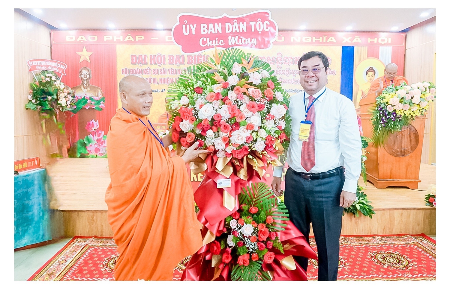 Ông Tào Việt Thắng - Phó Vụ trưởng Vụ công tác dân tộc địa phương tặng hoa chúc mừng Đại hội 