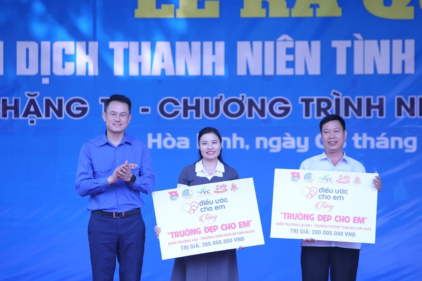Phó Chủ tịch Thường trực Trung ương Hội Liên hiệp thanh niên Việt Nam Nguyễn Kim Quy trao tặng công trình trường đẹp cho em