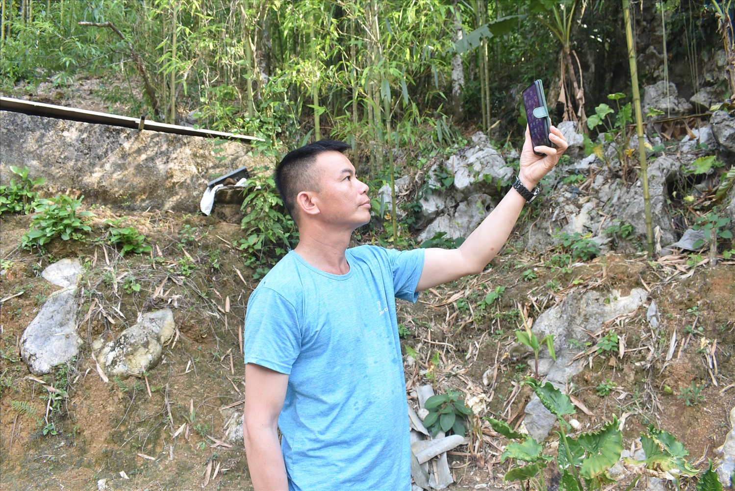 Mỗi khi có chuông điện thoại, anh Bùi Văn Bân, Trưởng xóm Mu, xã Suối Hoa (huyện Tân Lạc) phải chạy lên đồi giơ cao điện thoại mới bắt được sóng.