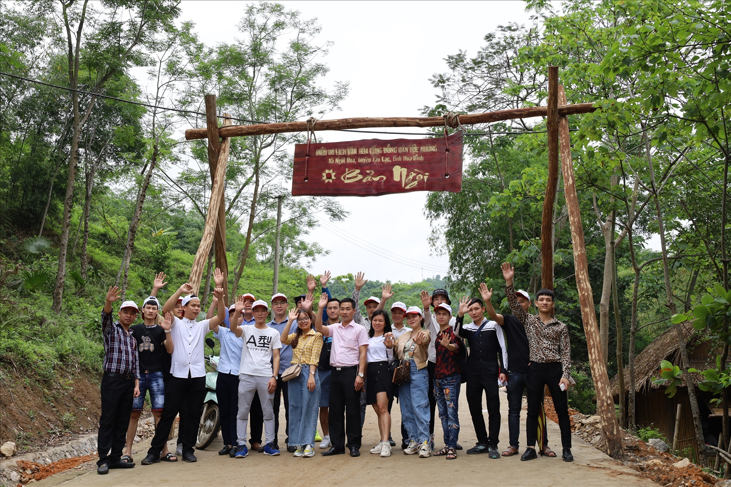 Khách du lịch đến tham quan điểm du lịch cộng đồng xóm Ngòi, xã Suối Hoa, huyện Tân Lạc.