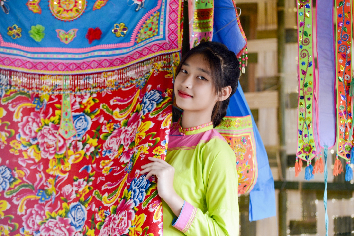 Với gam màu nhẹ nhàng, hoa văn đơn giản là trang phục truyền thống của thiếu nữ Giáy.