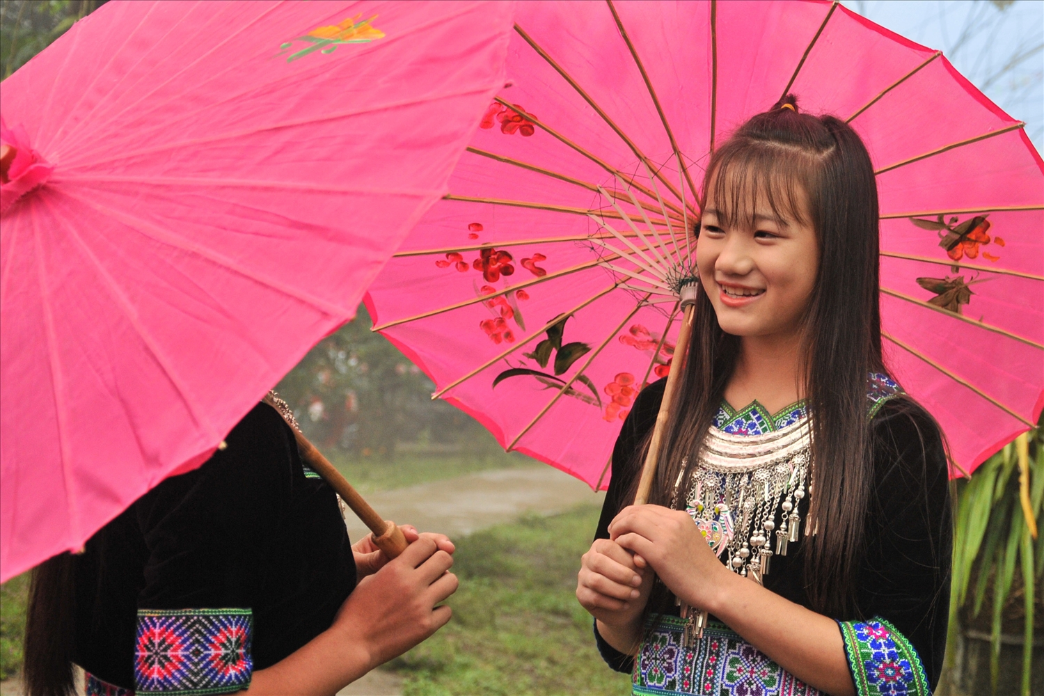 Áo thổ cẩm kèm trang sức lấp lánh và chiếc ô cầm tay là hình ảnh đặc trưng chân dung các thiếu nữ dân tộc Mông nơi vùng cao Lai Châu. 