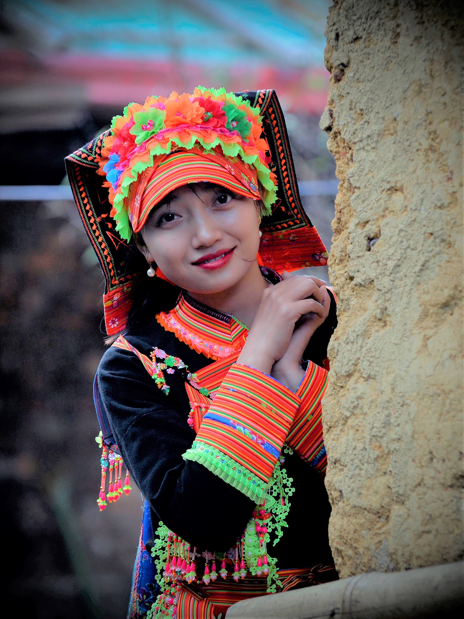 Trang phục cầu kỳ bên nếp nhà trình tường truyền thống là chân dung của thiếu nữ Dao đỏ vùng cao Lai Châu.