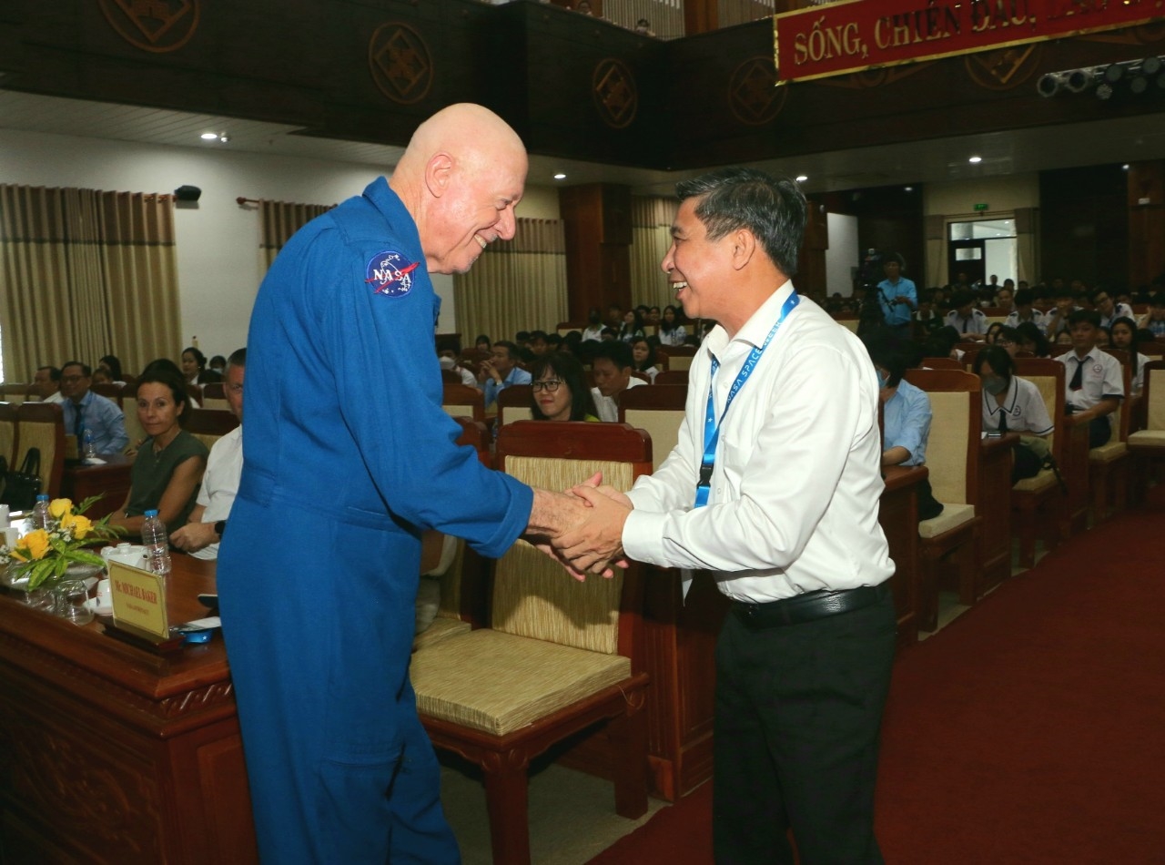 Ông Đồng Văn Thanh - Chủ tịch UBND tỉnh Hậu Giang vui mừng được đón tiếp phi hành gia Michael Baker tại Vietnam Space Week - Hậu Giang 2023
