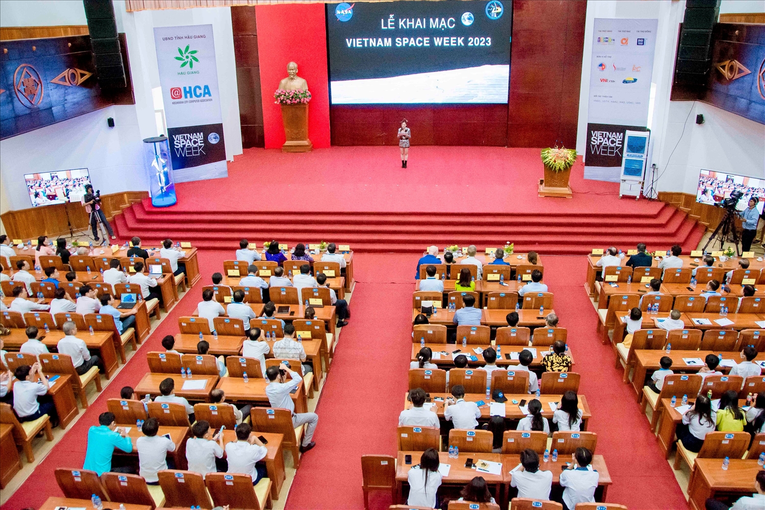 Các đại biểu tham dự Vietnam Space Week tại Trung tâm hội nghị tỉnh Hậu Giang 