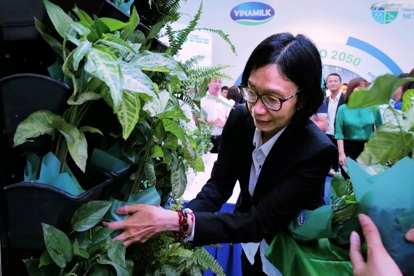 (chuyên đề cô Hạ) Vinamilk là công ty sữa đầu tiên tại Việt Nam có nhà máy và trang trại đạt chứng nhận trung hòa carbon 12