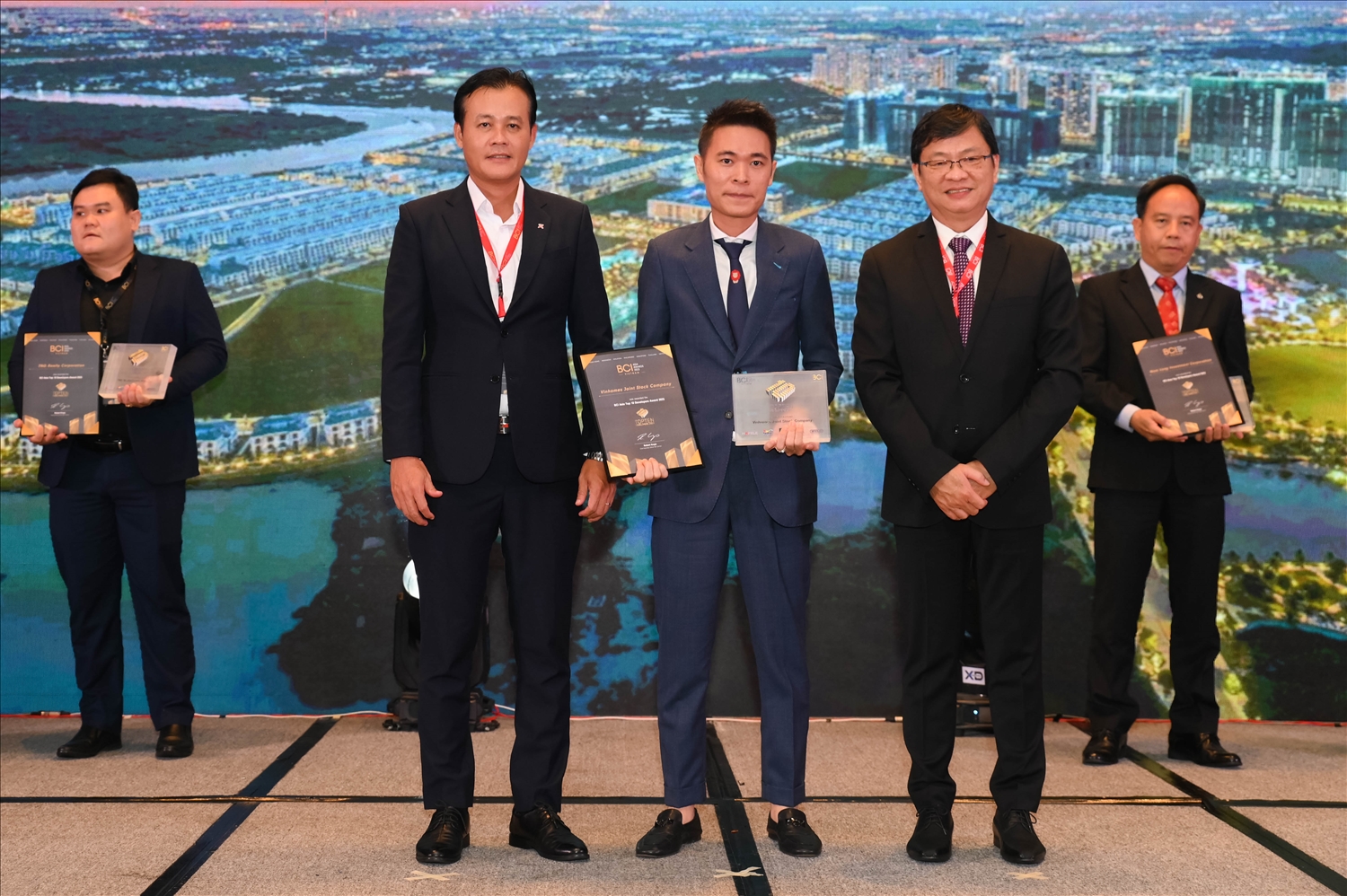 Đại diện Vinhomes nhận bằng chứng nhận tại lễ trao giải BCI Asia Awards 2023