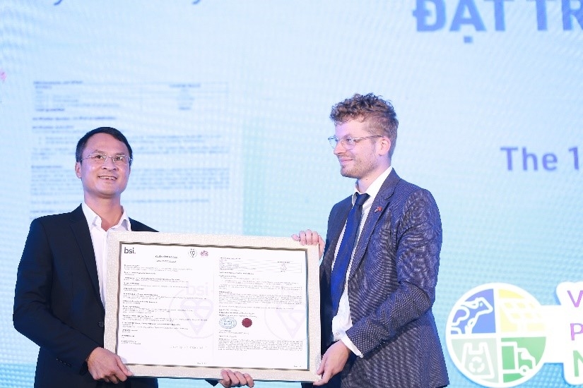 Ông Matthew Albon Crouch - Tùy viên Nông nghiệp (Vietnam, Indonesia, Singapore), Đại sứ quán Anh, đại diện Viện tiêu chuẩn Anh Quốc (BSI) trao chứng nhận trung hòa carbon cho lãnh đạo nhà máy sữa Vinamilk tại Nghệ An 