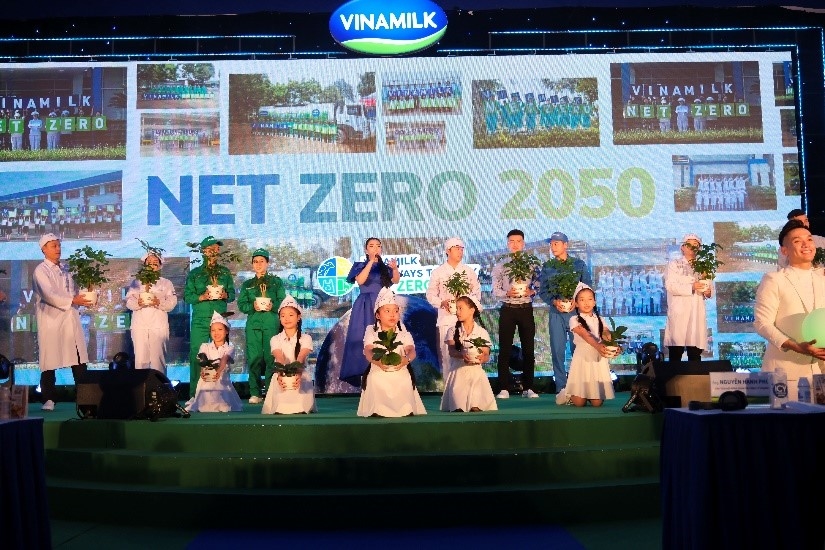 (chuyên đề cô Hạ) Vinamilk là công ty sữa đầu tiên tại Việt Nam có nhà máy và trang trại đạt chứng nhận trung hòa carbon 10
