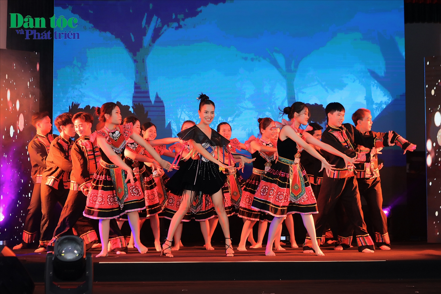 “Họa mi của núi rừng Tây Bắc” Sèn Hoàng Mỹ Lam tham gia biểu diễn tại sự kiện