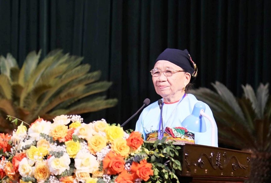 Bà Hà Thị Khiêm - dân tộc Thái, khu phố 3, thị trấn Hồi Xuân (Quan Hóa) phát biểu tham luận tại Hội nghị