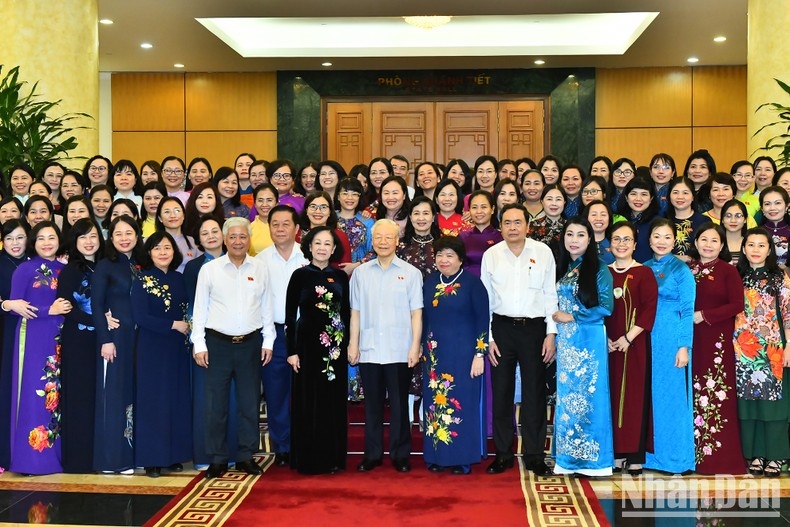 Tổng Bí thư Nguyễn Phú Trọng với các đại biểu và Nhóm nữ đại biểu Quốc hội Việt Nam khóa XV. (Ảnh: ĐĂNG KHOA)