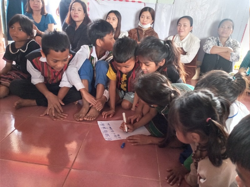 Thảo luận nhóm của Nhóm trẻ vui chơi đọc sách tại xã Lìa, huyện Hướng Hóa, tỉnh Quảng Trị.