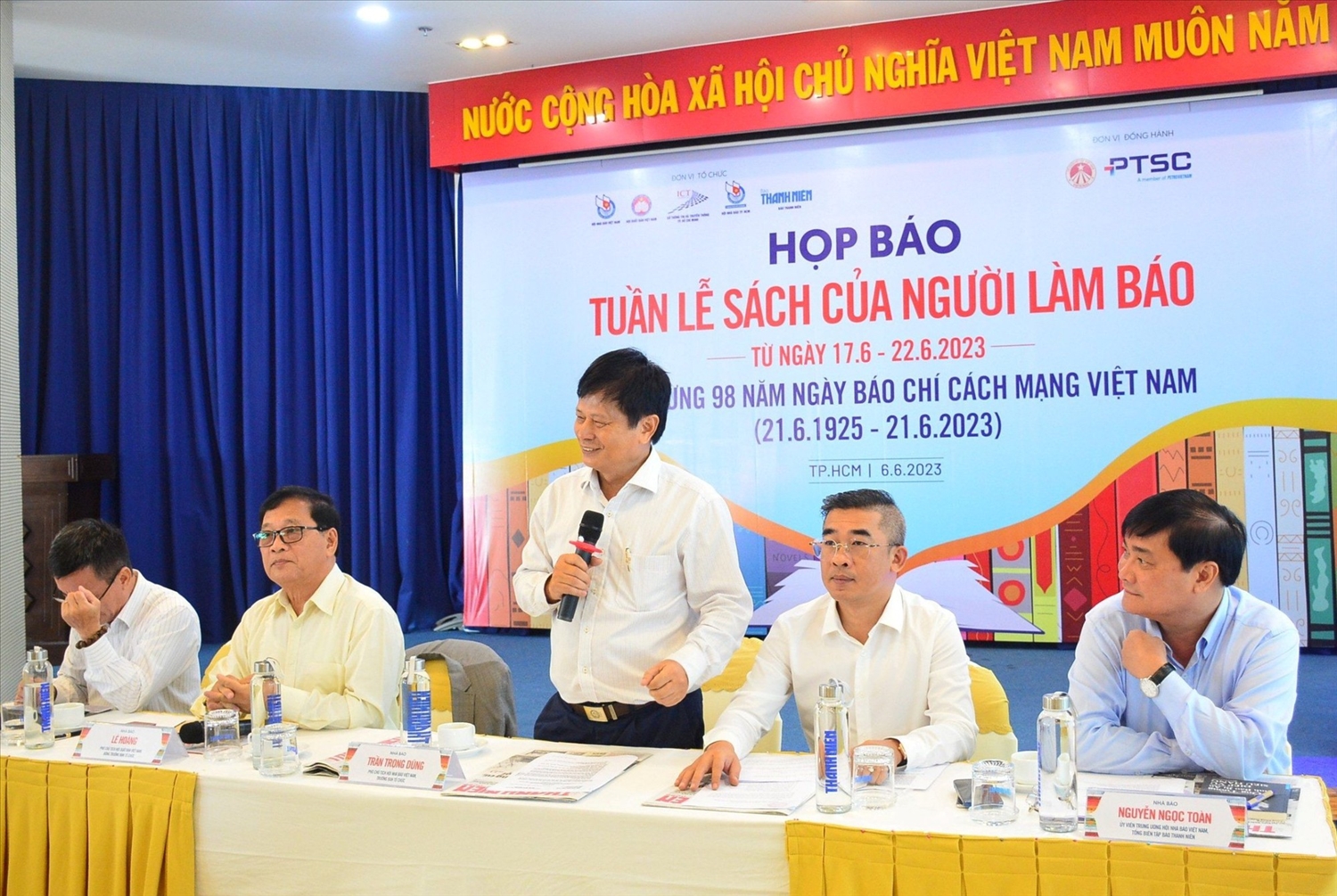 Nhà báo Trần Trọng Dũng, Phó Chủ tịch Hội nhà báo Việt Nam trả lời báo chí tại họp báo công bố Tuần lễ sách của người làm báo - Ảnh: VGP/Huy Phạm