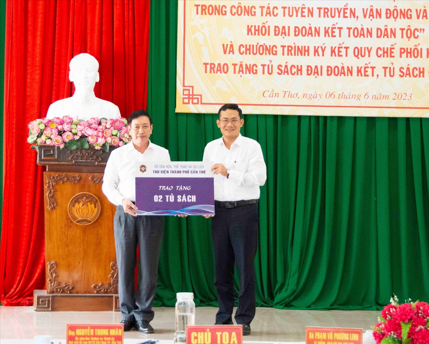 ông Nguyễn Minh Tuấn - Giám đốc Sở Văn hóa, Thể thao và Du lịch TP Cần Thơ trao bảng tượng trưng tặng hai tủ gỗ để trưng bày sách 