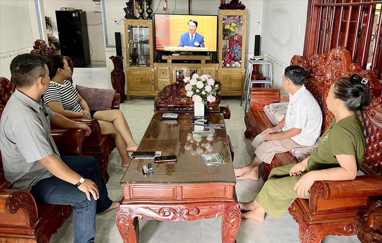 Gia đình ông Rơ Châm Nao theo dõi phần trả lời của Bộ trưởng, Chủ nhiệm Ủy ban Dân tộc Hầu A Lềnh