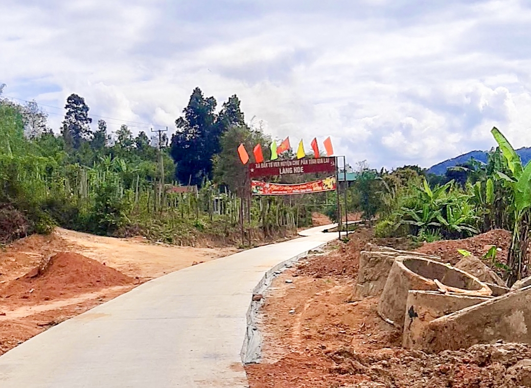 Tuyến đường từ xã Đắk Tơ Ve đi xã Hà Tây (huyện Chư Păh) được bê tông hoá