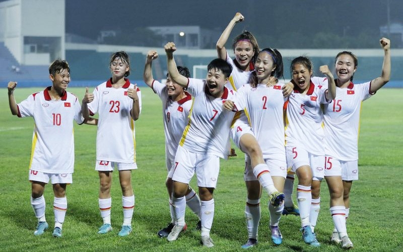 Các nữ tuyển thủ U20 Việt Nam ăn mừng chiến thắng đậm đà. (Ảnh: VFF)