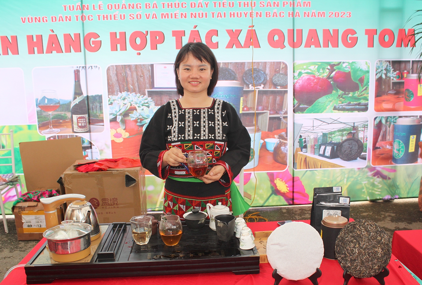 Khu trưng bày của Hợp tác xã Quang Tôm gắn liền với nữ Giám đốc người dân tộc Phù Lá Sải Thị Bích Huế - nổi tiếng Việt Nam và quốc tế thu hút đông đảo du khách