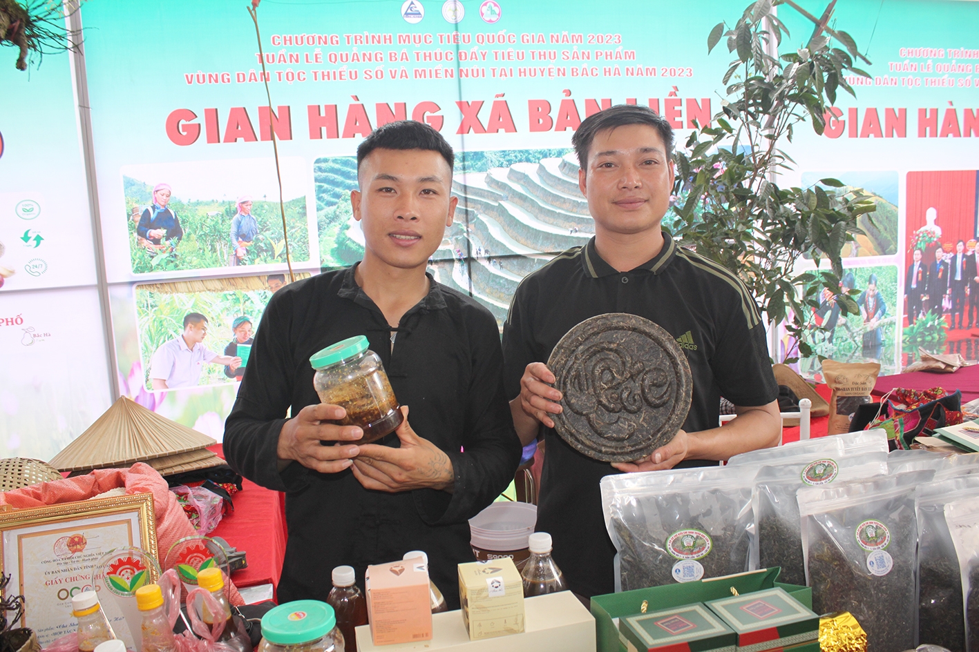 Khu trưng bày của xã Bản Liền nổi tiếng với sản phẩm OCOP 5 sao đầu tiên Lào cai - chè Shan tuyết hữu cơ nổi tiếng trong nước và thế giới