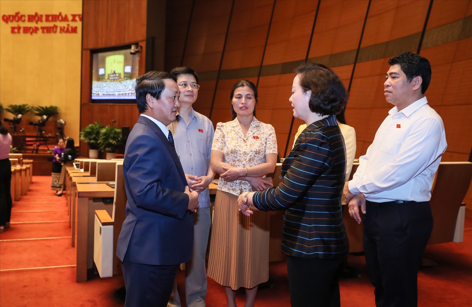 Bộ trưởng, Chủ nhiệm Uỷ ban Dân tộc Hầu A Lềnh trò chuyện với Bộ trưởng Bộ Nội vụ Phạm Thị Thanh Trà và các đại biểu Quốc hội