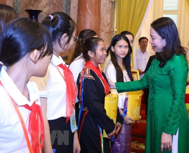Phó Chủ tịch nước Võ Thị Ánh Xuân tặng quà lưu niệm cho các đại biểu. (Ảnh: Văn Điệp/TTXVN)