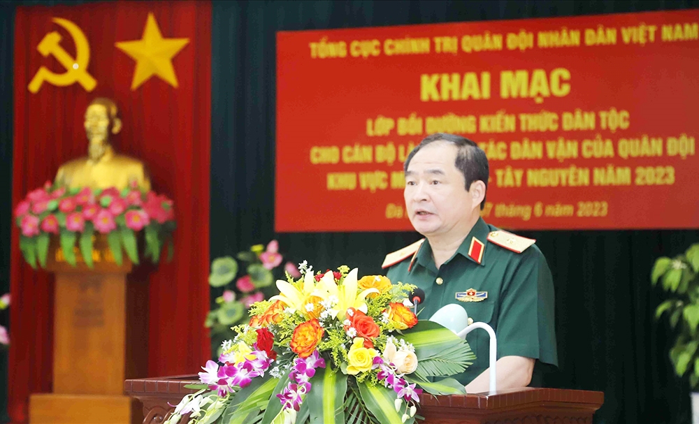 Thiếu tướng Ngô Thanh Hải, Cục trưởng Cục Dân vận phát biểu khai mạc lớp tập huấn