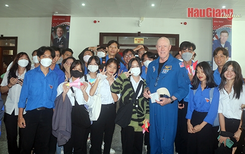 Cựu phi hành gia Michael A. Baker giao lưu với các bạn trẻ Việt Nam tại sự kiện - Ảnh: Báo Hậu Giang