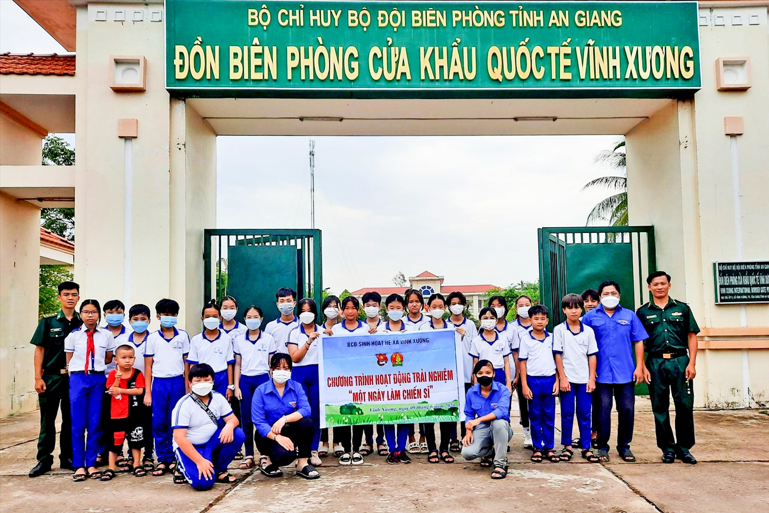Cán bộ Đồn Biên phòng cửa khẩu quốc tế Vĩnh Xương giáo dục truyền thống cho học sinh