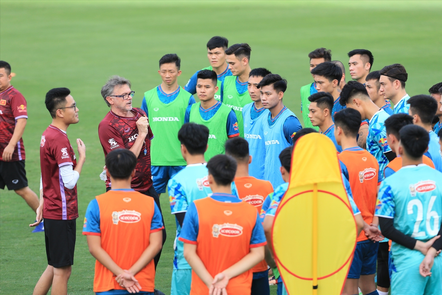HLV Troussier cho ĐTQG tập luyện chung cùng đội U23 Việt Nam, từng bước sàng lọc lực lượng cho mục tiêu dài hơi là World Cup 2026. Ảnh: VFF