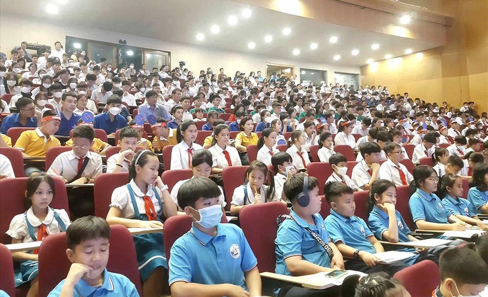 Đông đảo học sinh, sinh viên tham gia chương trình “Trò chuyện cùng phi hành gia” trong khuôn khổ Tuần lễ NASA Việt Nam tại Bình Định