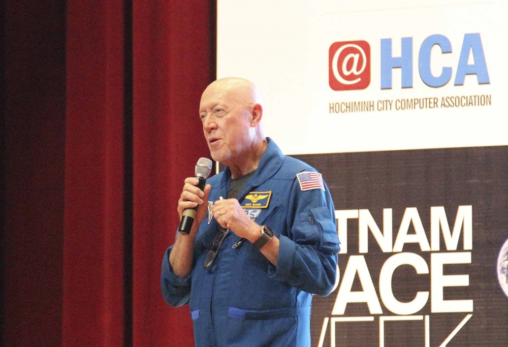 Ông Michael A. Baker, cựu phi hành gia NASA tại buổi “Trò chuyện cùng phi hành gia” cùng học sinh, sinh viên Bình Định