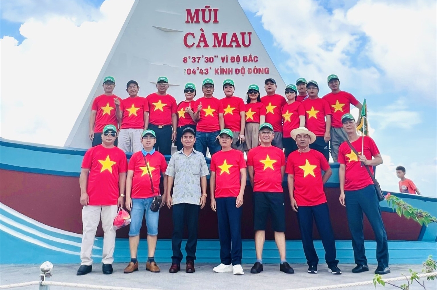 Đoàn công tác Ban Dân tộc tỉnh Thừa Thiên Huế thăm và chụp ảnh lưu niệm tại Mũi Cà Mau, huyện Ngọc Hiển, tỉnh Cà Mau.