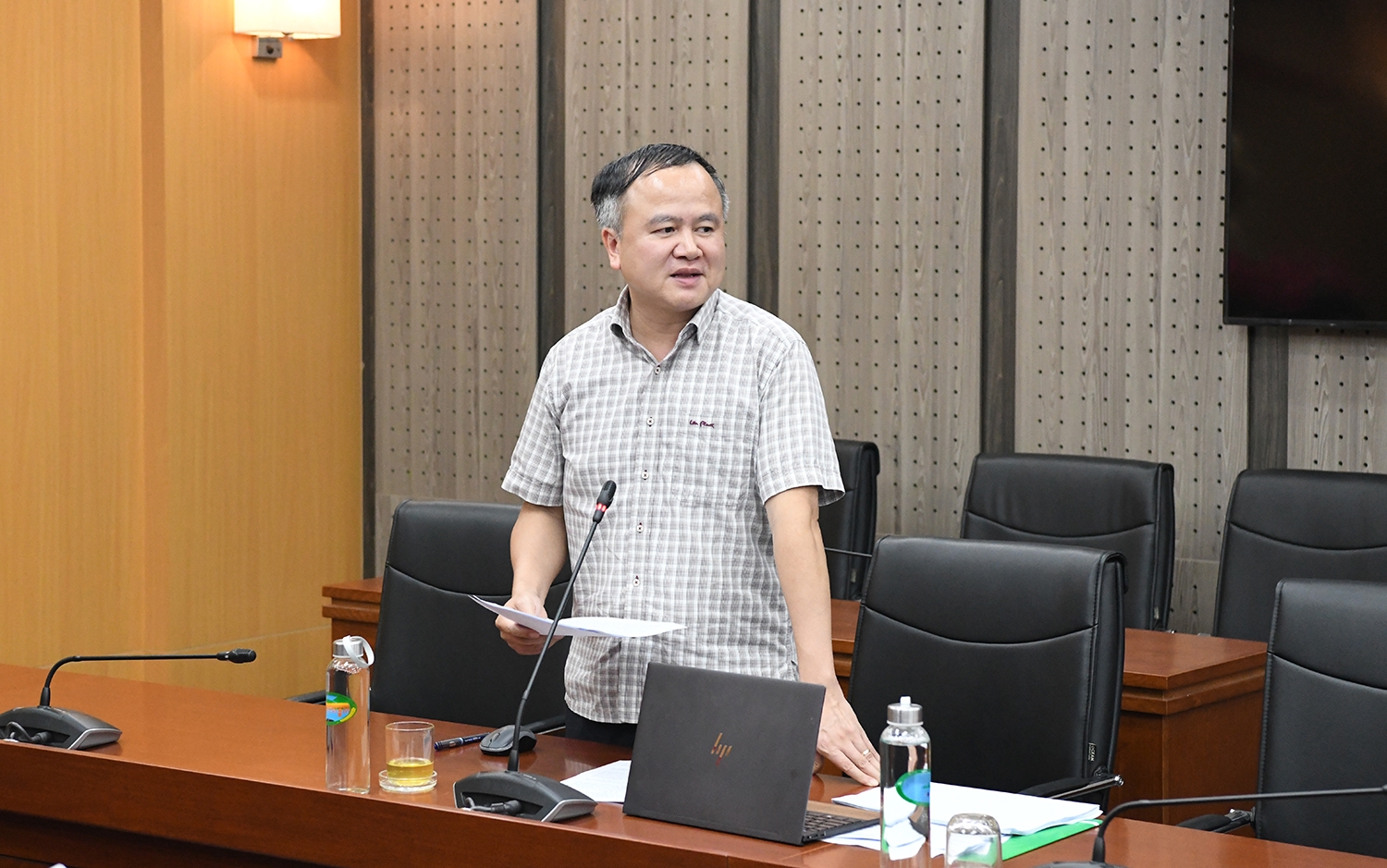 Chánh Văn phòng UBDT Lò Quang Tú trình bày dự thảo Báo cáo tổng kết tình hình, kết quả thực hiện Quy chế làm việc của UBDT (ban hành kèm theo Quyết định số 559/QĐ-UBDT ngày 15/9/2017) 
