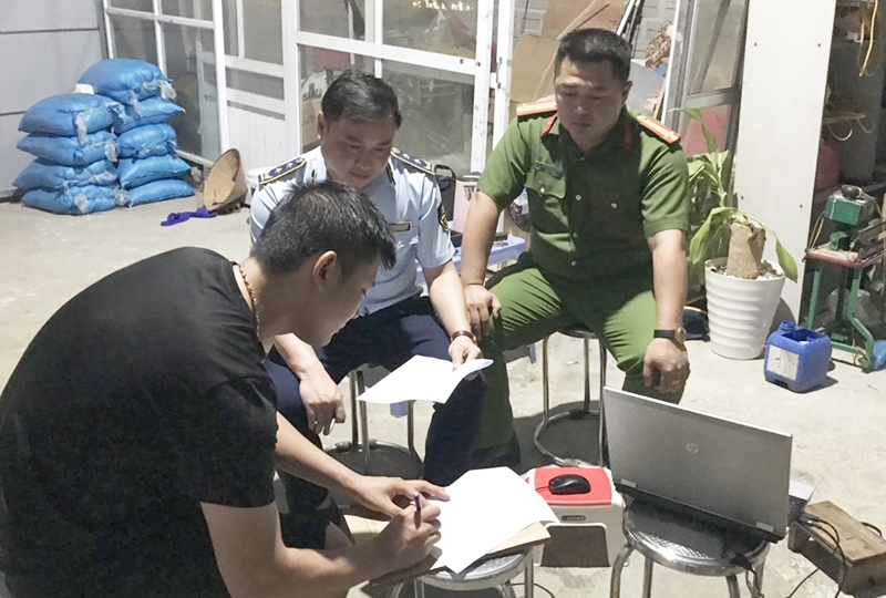 Chủ cơ sở sản xuất kem Hải Linh ký biên bản vi phạm