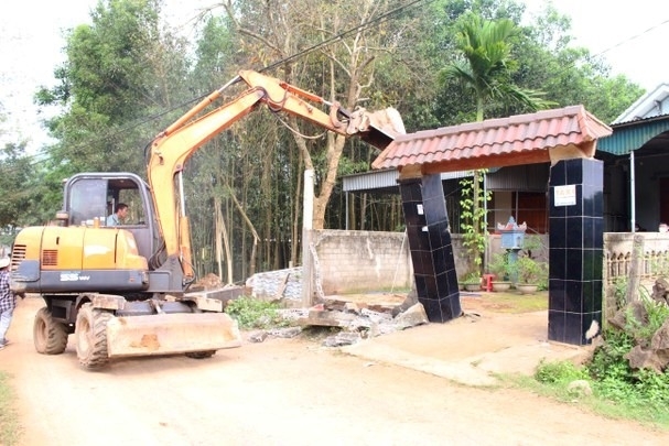 Phá dỡ tường rào ở xóm Minh Lâm huyện Nghĩa Đàn để mở đường