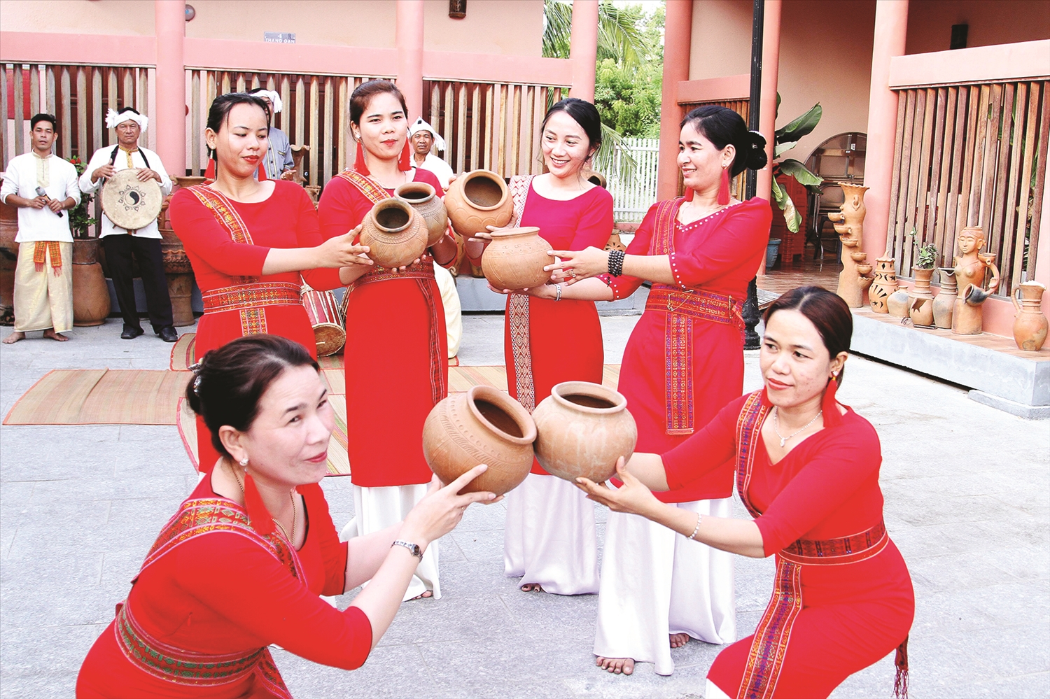 Phụ nữ Chăm làng gốm Bàu Trúc gìn giữ và phát huy giá trị văn hóa truyền thống đặc sắc của dân tộc. 