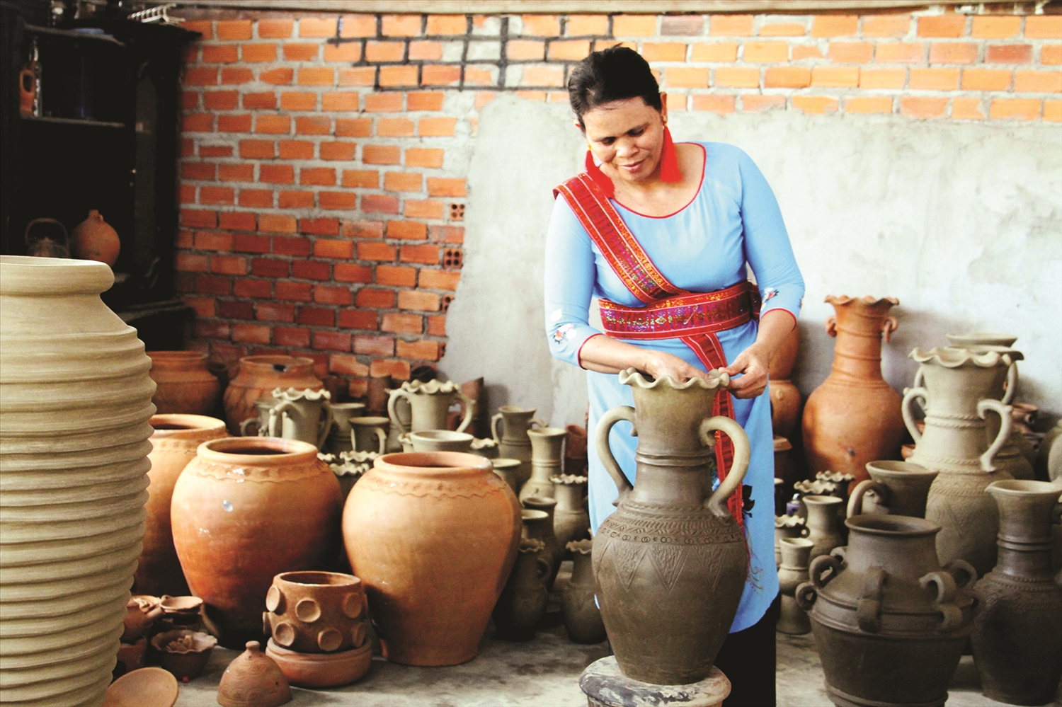 Nghệ nhân Đàng Thị Hoa chể tác gốm phục vụ nhu cầu mua quà lưu niệm của du khách tham quan làng Bàu Trúc.