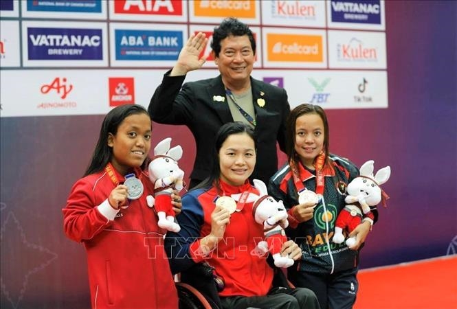 VĐV Trịnh Thị Bích Như (giữa) giành huy chương Vàng, phá kỷ lục ASEAN Para Games nội dung bơi 100m tự do nữ, hạng thương tật S6. Ảnh Hoàng Minh/PV TTXVN tại Campuchia