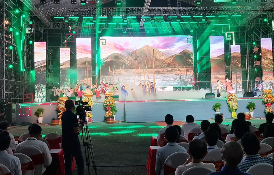 Tiết mục văn nghệ mang sắc thái văn hóa 4 dân tộc Kinh, Khmer, Hoa, Chăm được biểu diễn tại Lễ khai Hội