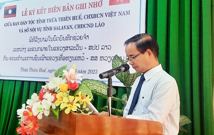 Ông Hồ Xuân Trăng - Trưởng Ban Dân tộc tỉnh trình bày tổng quan về công tác dân tộc và chính sách dân tộc tỉnh Thừa Thiên Huế