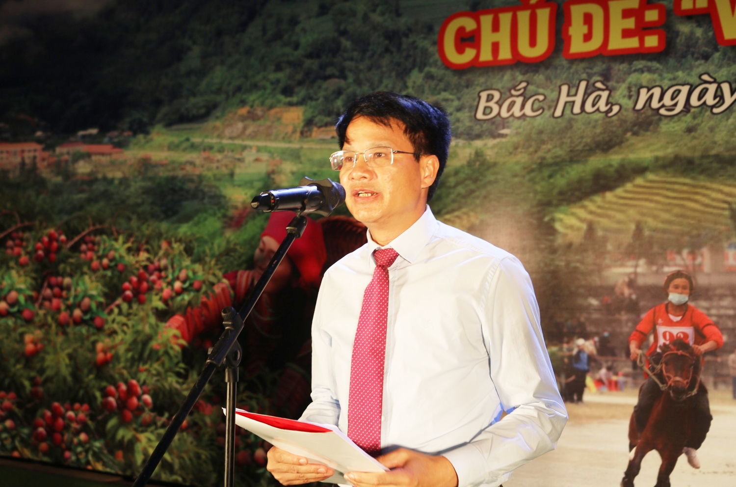 Ông Hoàng Văn Khoa - Phó Chủ tịch UBND huyện Bắc Hà phát biểu Khai mạc Lễ hội