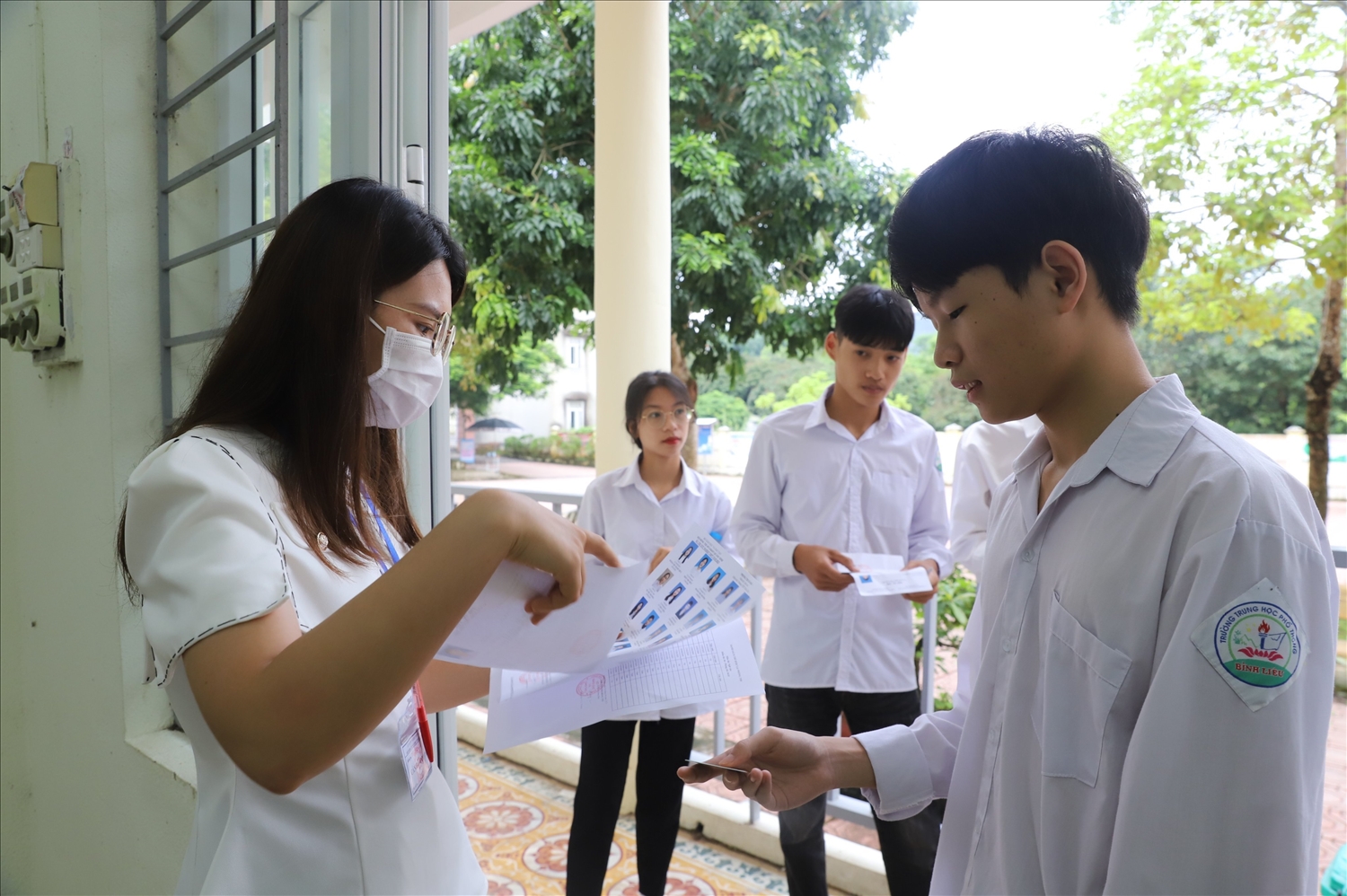 Giám thị trường THPT Bình Liêu (Quảng Ninh) kiểm tra lại thông tin học sinh trước khi vào phòng thi